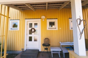 Talon maalauksen hinta, keltainen puutalo