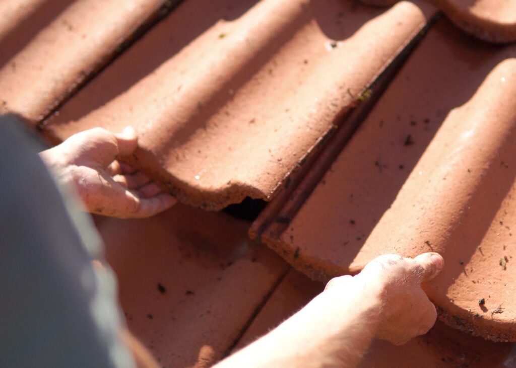 Kattotiilen vaihtaminen