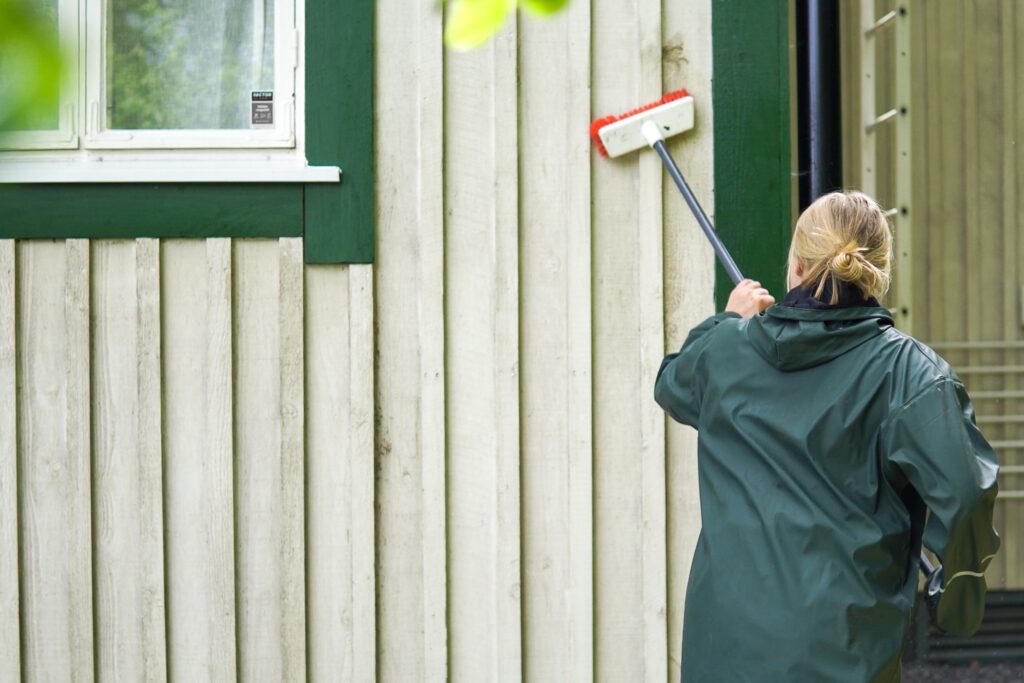 Mustat pilkut seinässä