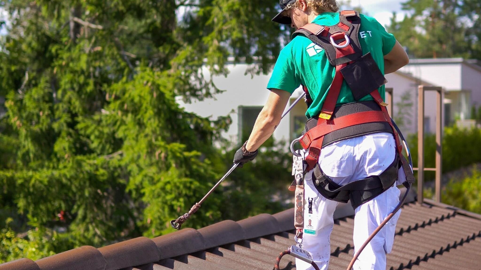 Tiilikaton pinnoitus –mitä maksaa tiilikaton maalaus? 